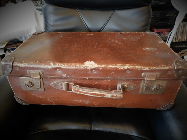GENUINE VINTAGE SUITCASE REINFORCED CORNERS WORKING LOCKS BUT NO KEY GREAT PROP GENUINE VINTAGE SUITCASE REINFORCED CORNERS WORKING LOCKS BUT NO KEY GREAT PROP