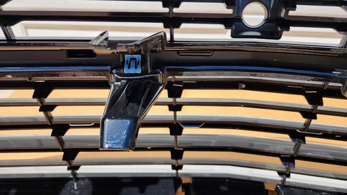 2021-2024 Cadillac Escalade Platinum Upper Bumper Grille Assembly 84830320 w/Cam - Picture 4 of 13