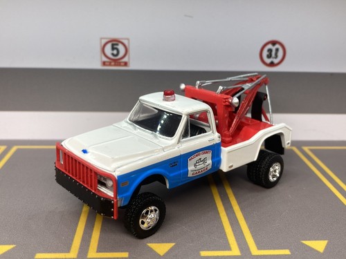 1969 Chevy K30 Lifted 4x4 Cooter’s Tow Truck 1/64 Diecast Customized Greenlight