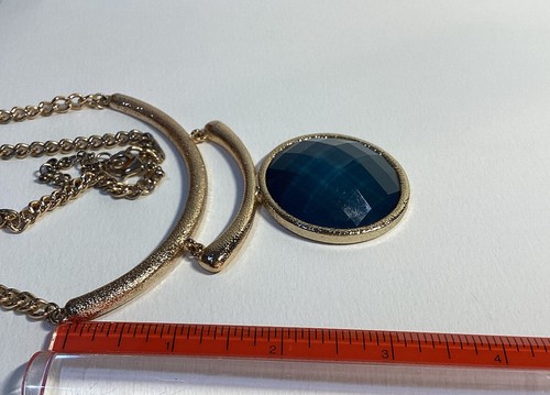 Collana barra ciondolo tondo sfaccettato blu vintage tono oro spazzolato mod 18” - Foto 7 di 8