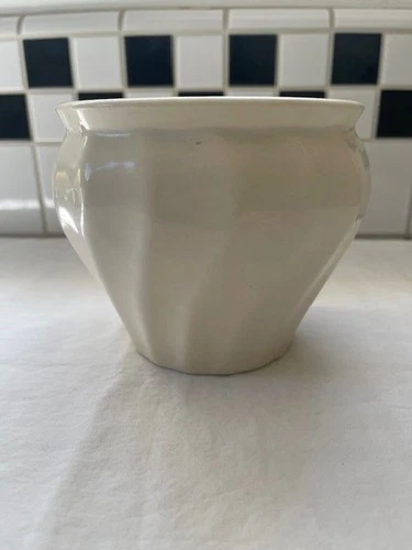VINTAGE BAUER JARDINIERE SWIRL POT IN WHITE 5.25" TALL