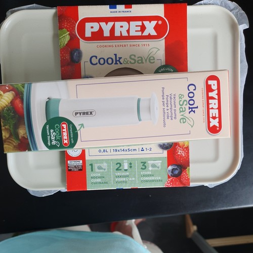 x3 Pyrex Cook & Save S-M Dishes 0.8l - And Vacuum Pump Set - Picture 3 of 3