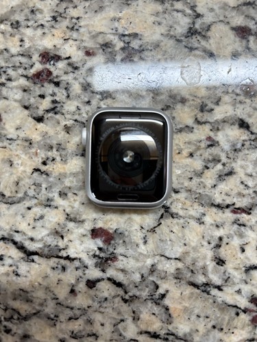 Apple Watch Series 5 40 mm boîtier argent bracelet blanc - (MWV62LL/A) écran fissuré - Photo 2 sur 8