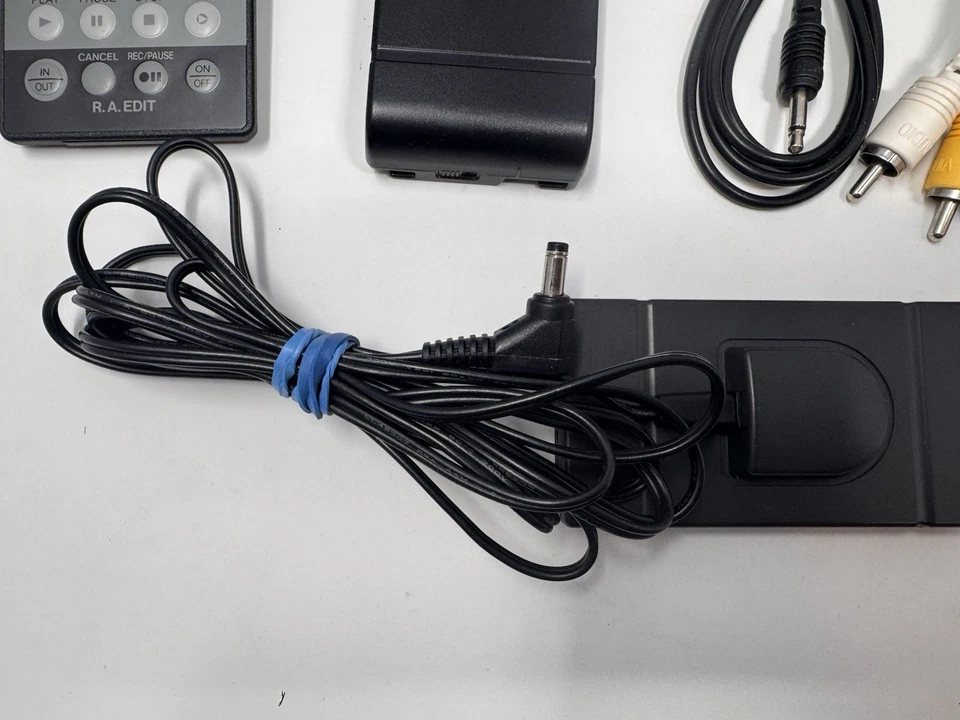 RCA Small Wonder VHS-C Camcorder CC604 1994 w/ Accessories Parts/Repair (Video) - Image 3 of 4