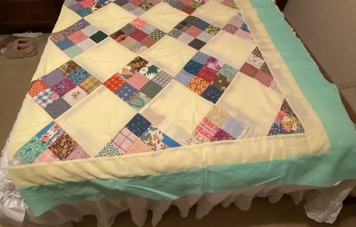 Vintage maschinell zusammengesetzt 9 Block Quilt Top mit Bordüren gelb blau 101" x 99" - Bild 2 von 6