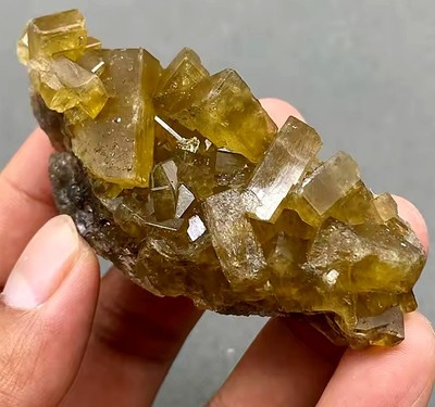 Honiggelbes Baryt, Tafelkristalle auf Fluorit. 118g. 80x32mm. Fujian China