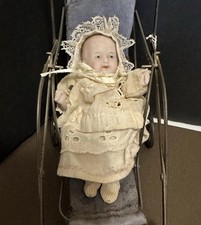 Poupée ancienne bébé en porcelaine à cordes avec poussette pliable en métal 9769
