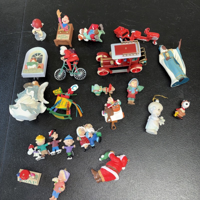 Lot of 20 Christmas Ornaments No Boxes Mostly Hallmark