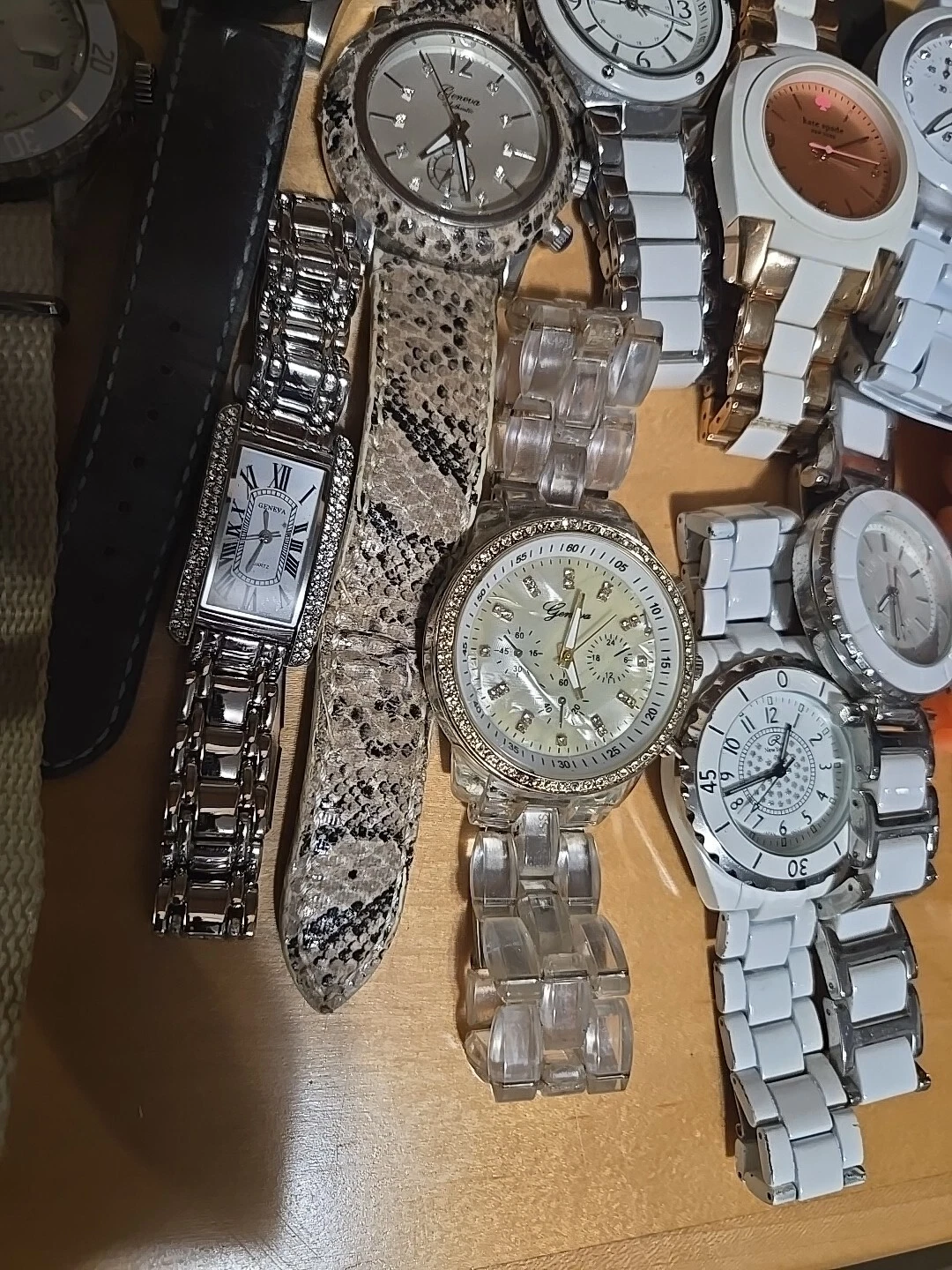 Lotto 50 orologi donna abito e stile Invicta Sperry Ginevra Swatch Kate Spade ecc