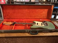 Fender Mustang E-Gitarre Offset Korpus mit Hartschalenkoffer hat Dellen