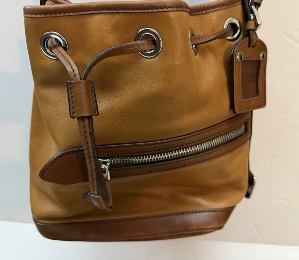 Винтажная желтовато-коричневая и коричневая кожаная сумка-ведро на шнурке Prada - Изображение 4 из 4