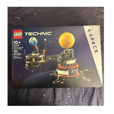 LEGO Technic Space 42179 Planet Earth & Moon in Orbit Set, 526 Pieces