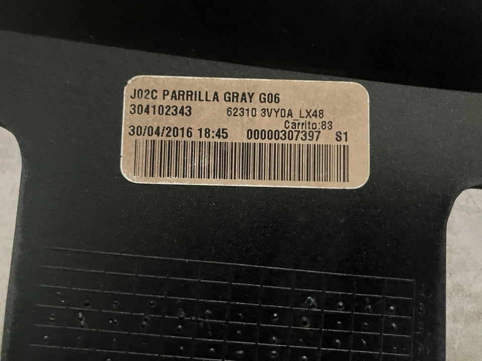 REJILLA SUPERIOR NISSAN VERSA NOTE HATCHBACK 623103VY0A OEM 2014 2015 2016 y emblema Foto 4 de 4