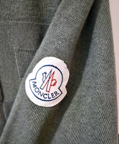 Moncler Suéter Para Hombres Talla L Ático Cuadrado Tejido Escote en V L Parche Logo Gris Campo - Imagen 3 de 13