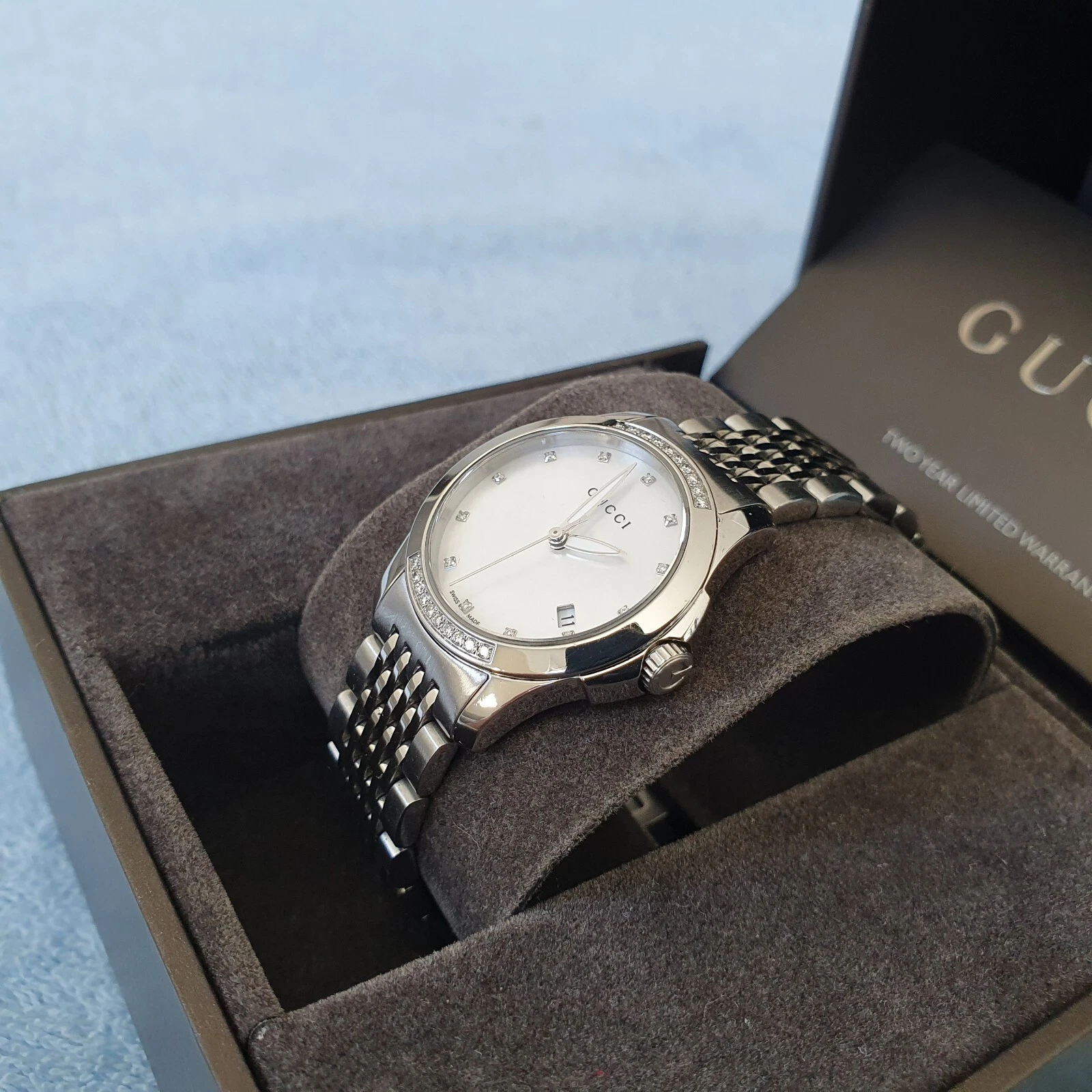 Montre femme Gucci 126.5 avec lunette diamantée et index (A259)