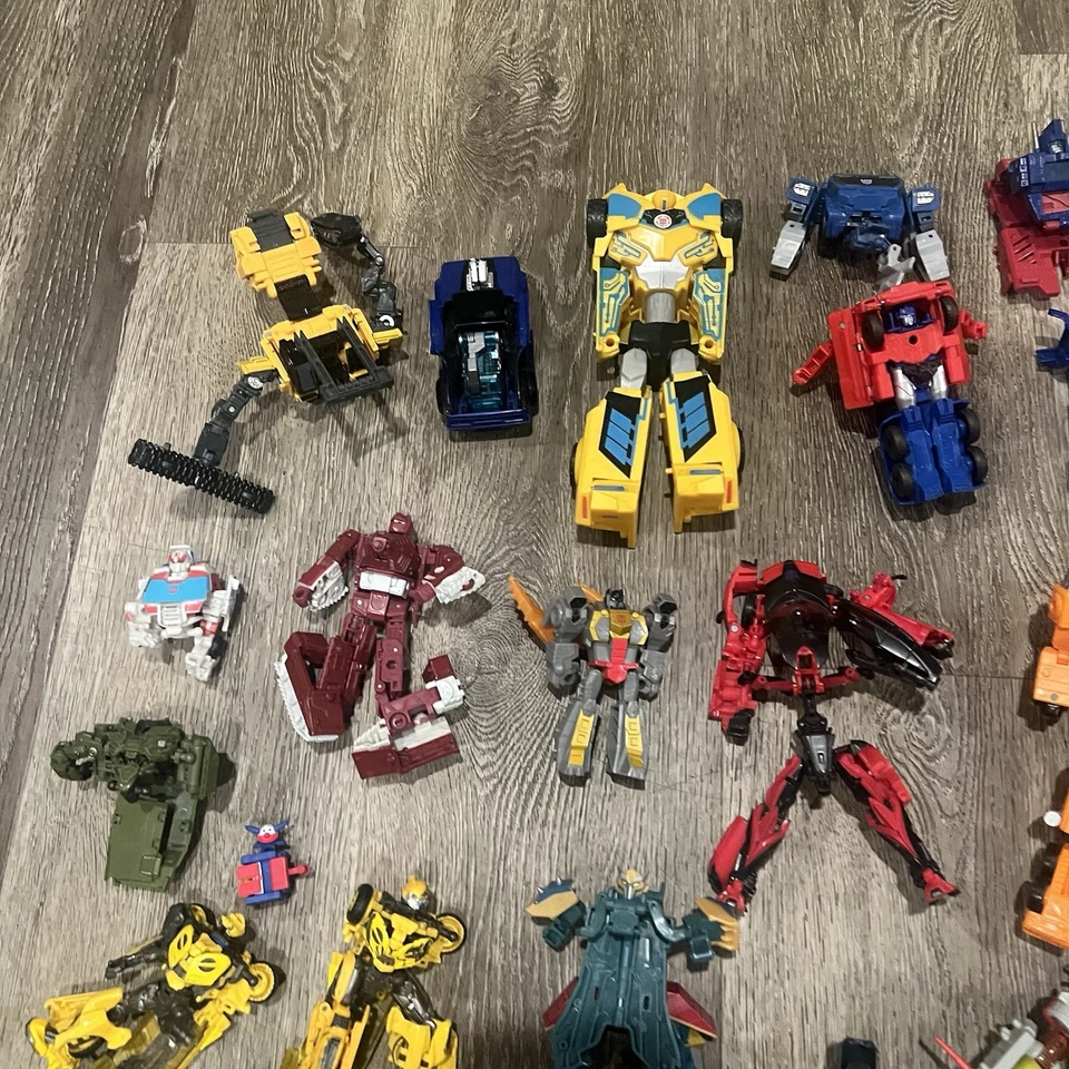 Transformers Figures Lot Of 20+ Incomplete/Complete Assorted Lot Vintage/Modern - Image 2 of 4