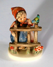 GOEBEL ALLEMAGNE  CÉRAMIQUE PETITE FILLE À LA BARRIÈRE AVEC OISEAU