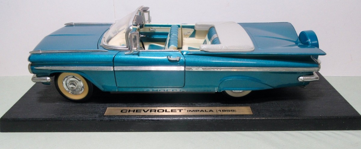 Road Legends 1959 Chevolet Impala Convertible 1/18 Scale By