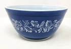 Vintage Pyrex 402 Colonial Mist Blue w/ White Flowers 1.5 Qt Mixing Bowl 7.25”
