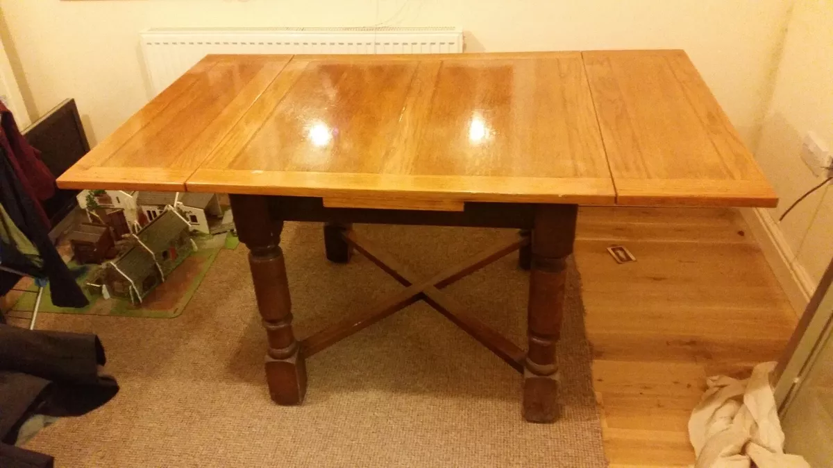Antique dining table and six chairs solid oak 1930. It requires some work to res