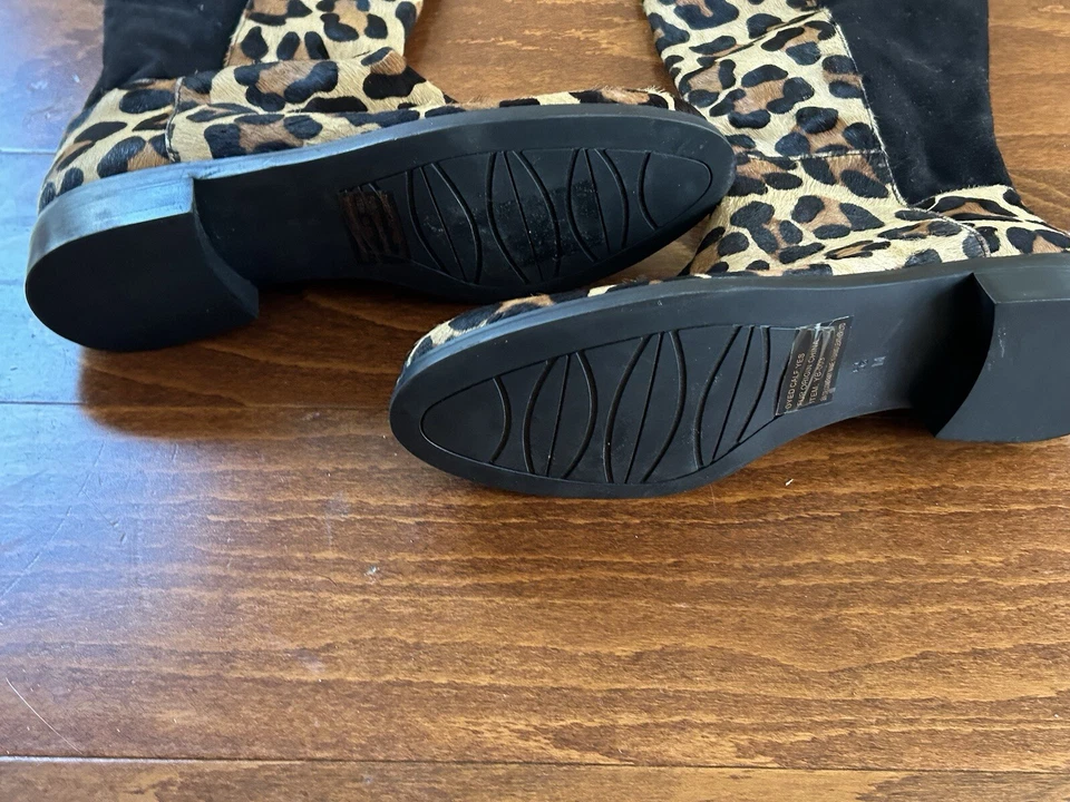 Botas hasta la rodilla Vaneli Y2K estampado de leopardo 5,5 cuero estampado animal NUEVAS Foto 4 de 4