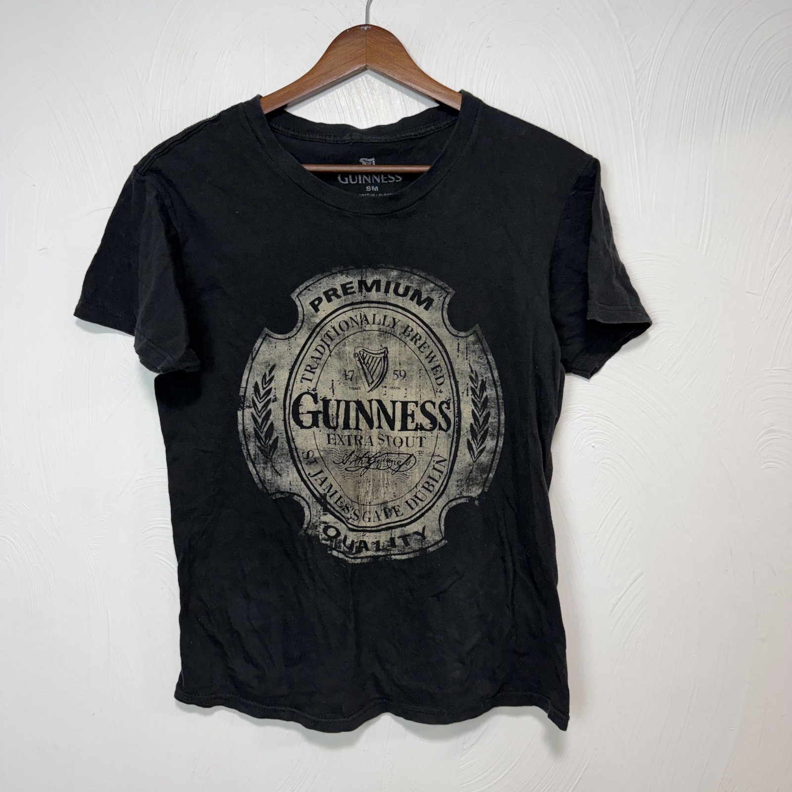 Guinness Women's Black Beer Logo Short Sleeve 100% Cotton T-Shirt Size Small