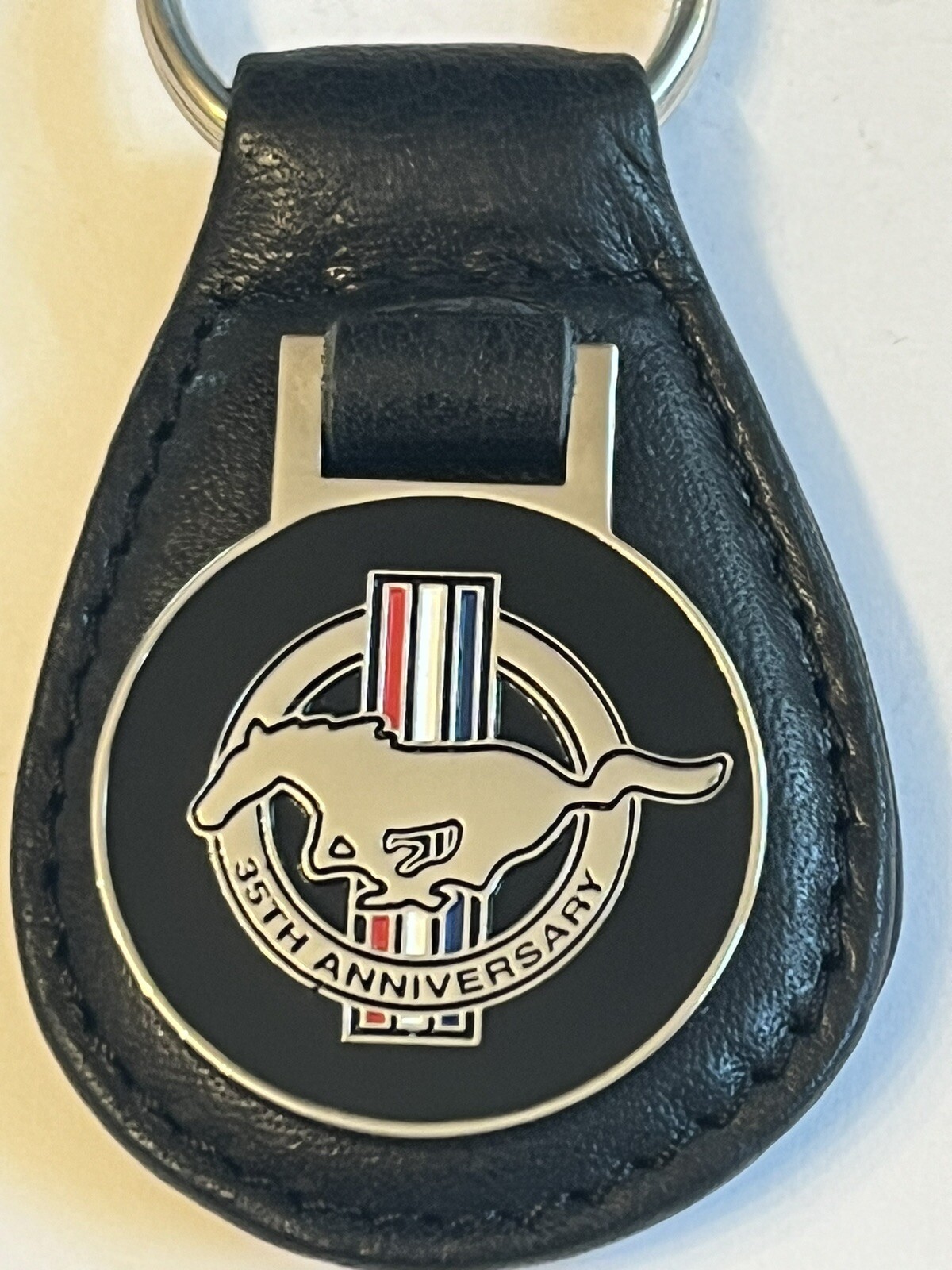 RARE 1999 LIMITED EDITION 35th ANNIVERSARY”FORD”MUSTANG CLOISONNÉ KEYCHAIN LQQK