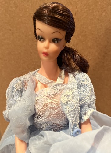 Brunette Bild Lilli Clone in entzückendem 2-teiligem durchsichtigem babyblauem Kleid und Unterslip