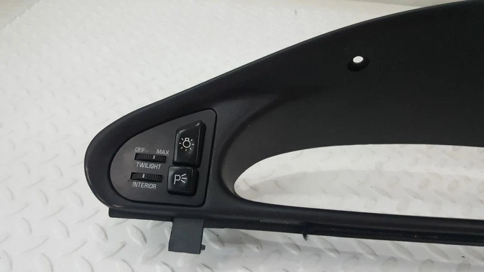 Oldsmobile 88 Royal 1996 velocímetro tablero bisel con interruptor de faro de CA Foto 2 de 4