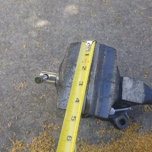 Bessey Bench Vise With Swivel Base & Pipe Grips 4-1/2'' Jaw - Picture 11 of 12