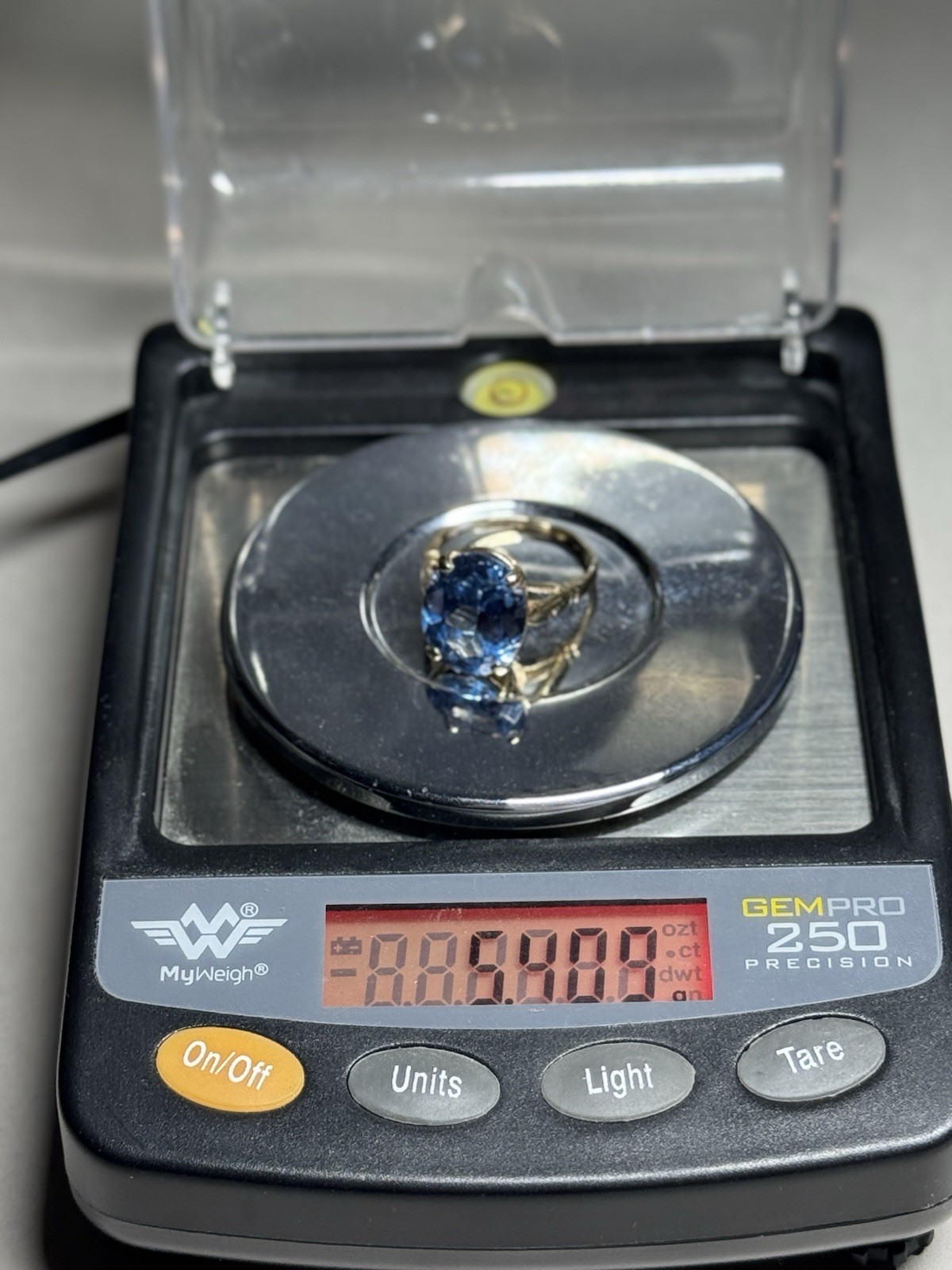 10K Solid Real Gold Topaz Ring  5.4grms Sz 8 - image 6