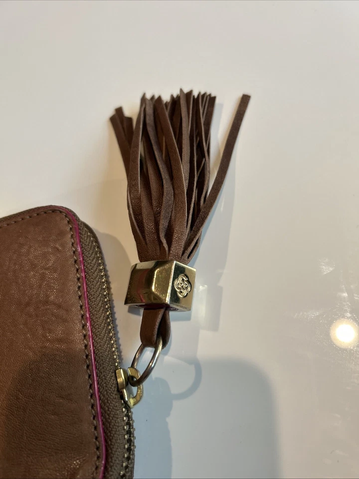 Cartera Stella & Dot Covet Mercer con Cremallera Cuero Real Marrón con Borla Rosa en RARA Foto 3 de 4