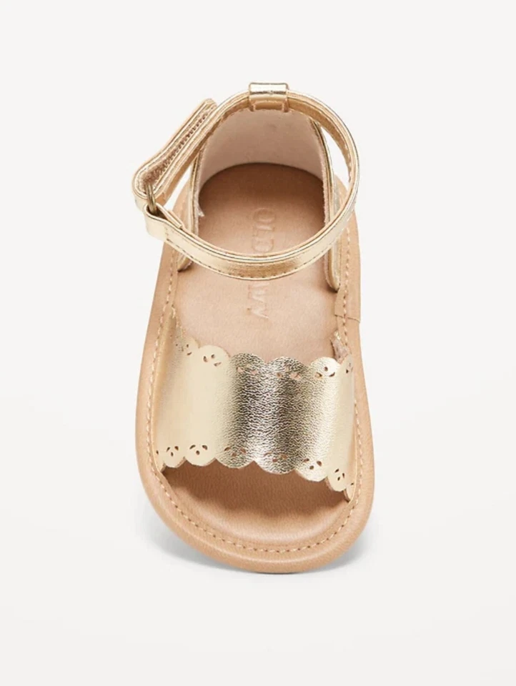 Sandalias Old Navy Baby Metálicas Imitación Cuero Vieira Talla 0-3 6-12 18-24 Meses Foto 2 de 2