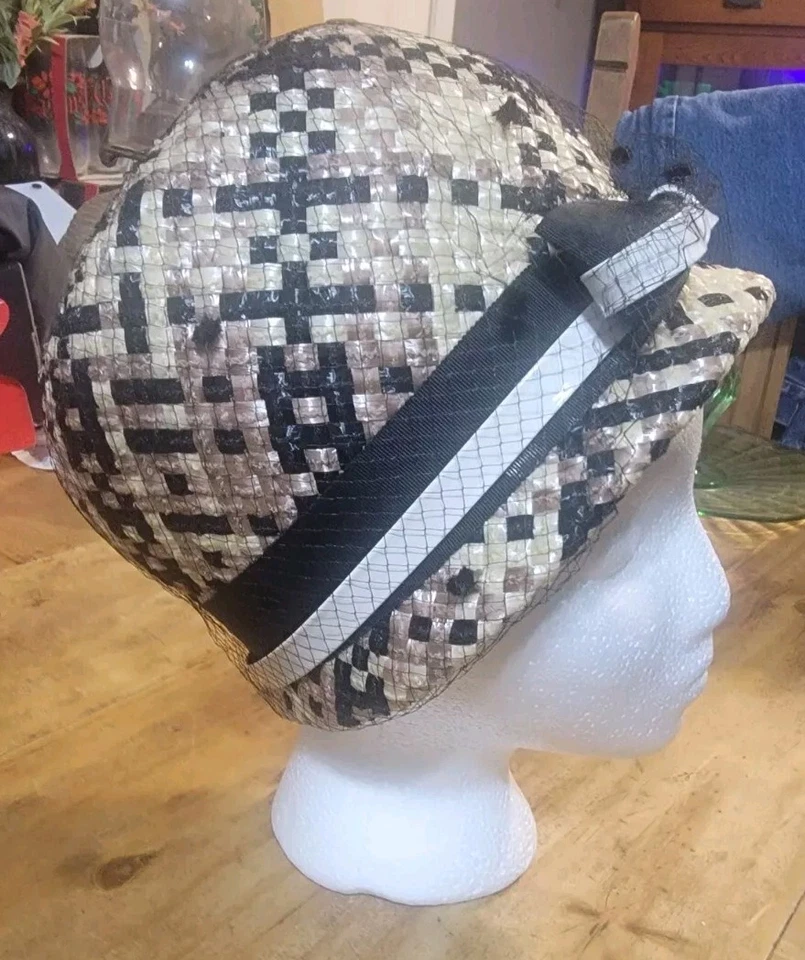 Hermoso sombrero de iglesia de paja vintage de los años 50 para damas de Mr Richard Foto 2 de 4