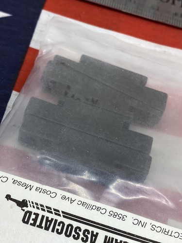 Team Associated 25106 Front/Rear Transmission Mount: {MGT} NEW USA SHIPPED - Picture 4 of 4