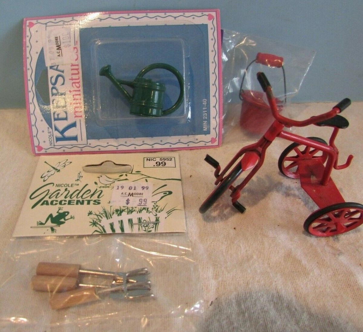 VINTAGE MINIATURE DOLLHOUSE LOT ACCESORIES TRYCYCLE-BUCKET