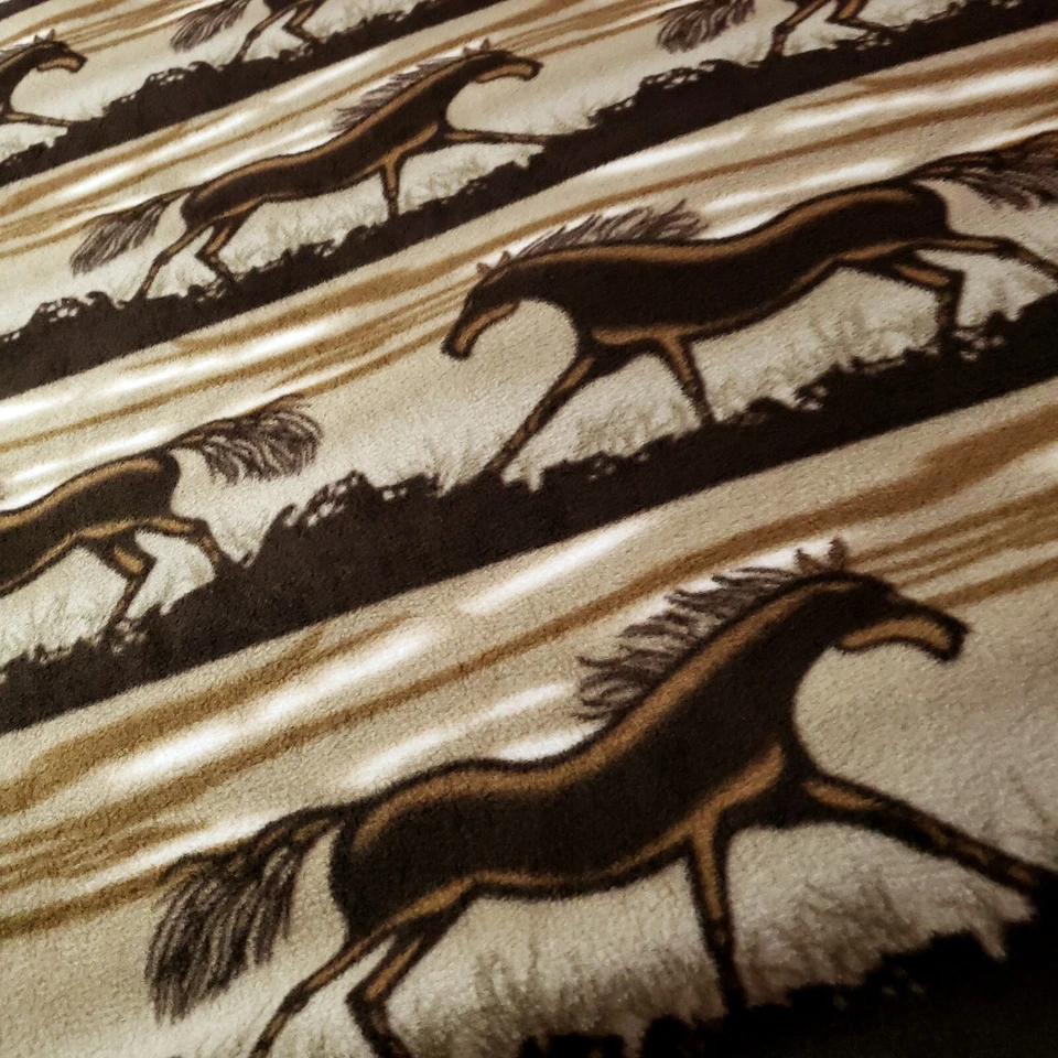 Tela polar estampado caballo Mustang Equestrian River 60" por yarda acogedora y suave Foto 2 de 4