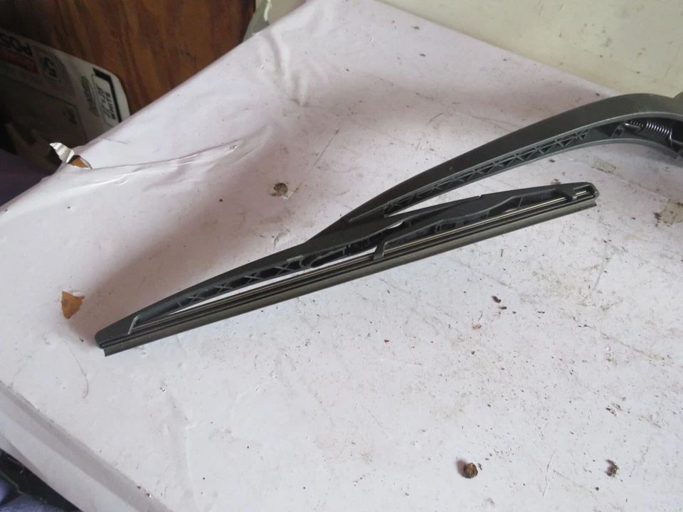 Brazo limpiaparabrisas trasero Dodge Nitro 07 Foto 2 de 4