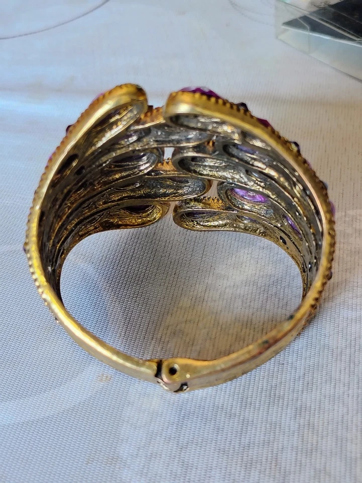 Brazalete vintage llamativo piedras de vidrio facetado púrpura tono dorado ancho negrita Foto 3 de 4