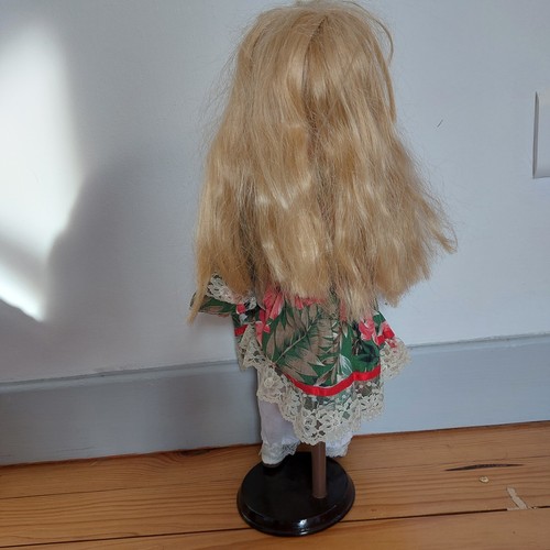 Poupée Porcelaine 40cm env. • COQUINE, BLONDE, YEUX BLEUS, ROBE VERT & ROUGE, - Picture 6 of 6
