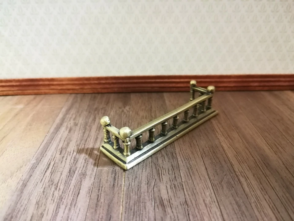 Guardabarros cuadrado para chimenea de metal para casa de muñecas escala 1:12 acabado latón antiguo Foto 2 de 3