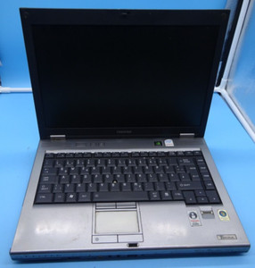 Toshiba Tecra M9 (PTM91E) *Notebook*OHNE RAM & HDD*Für Ersatzteil DEFEKT#N764