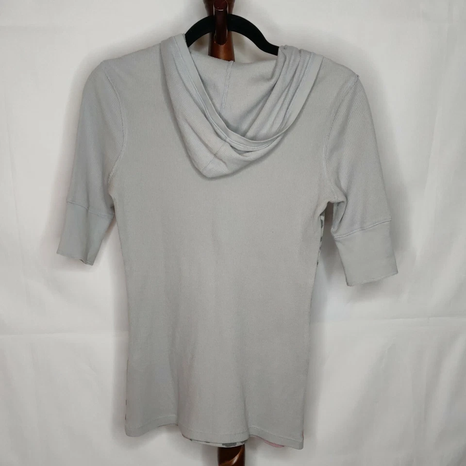 Nollie Mujer Talla M Capucha Térmica Camiseta Multicolor Botones Manga Corta Foto 2 de 4