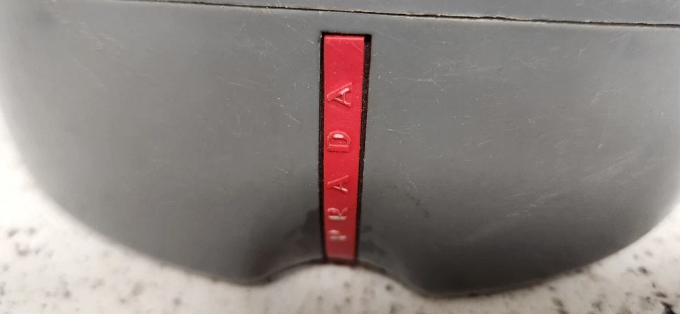 Estuche para gafas Prada gris o uso como pequeño bolso de mano usado de uso pesado Foto 2 de 4