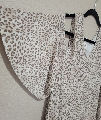 Top Blouse Women 2XL Cut Out Shoulder Animal Print Short Sleeve Stretch NWOT - Picture 2 of 4