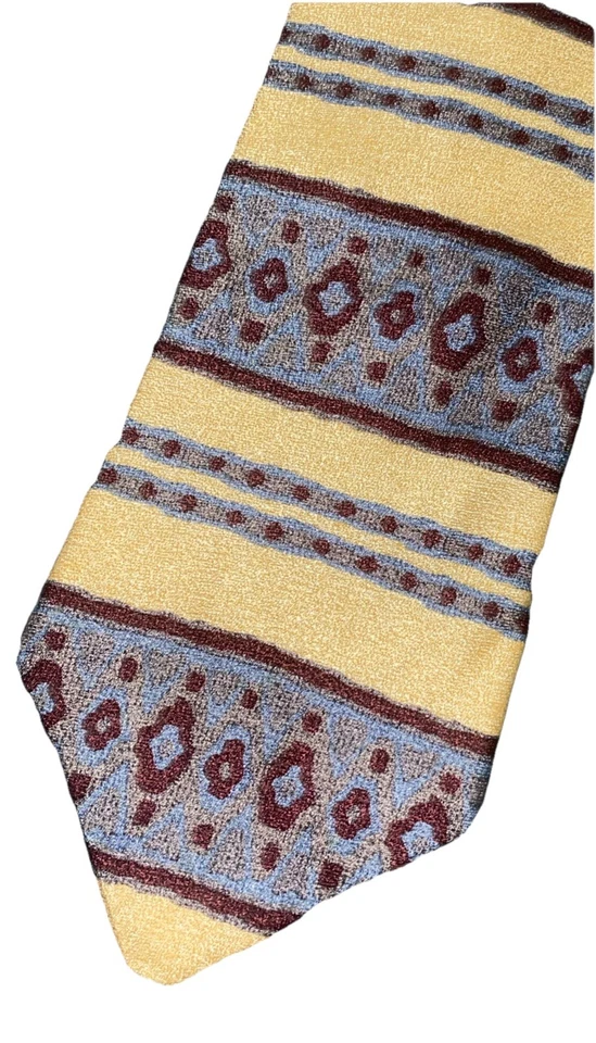 Corbata de seda para hombre Henry Grethel amarilla y azul. 55” de largo. Foto 2 de 2