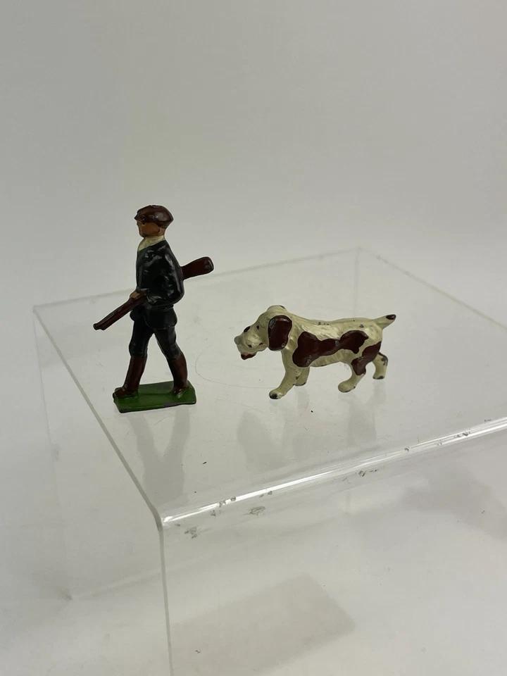 Figura de juguete de metal Charbens Game Keeper con pistola de tiro perro que lleva aves antes de la guerra rara Foto 3 de 4