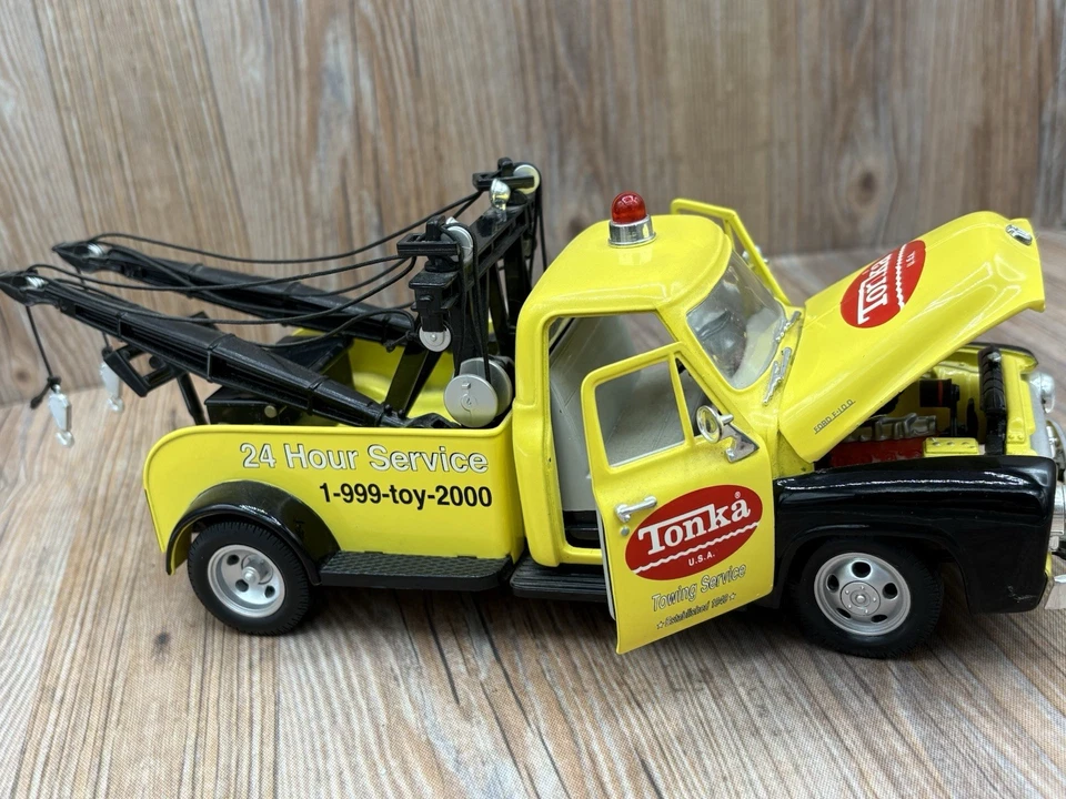 TONKA 1953 FORD F-100 TOW TRUCK    GEARBOX COLLECTIBLE   1:24 SCALE COIN BANK - Image 4 of 4