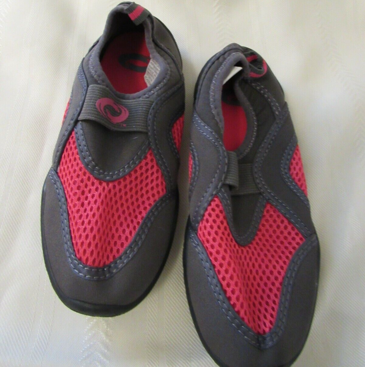 SAOLA Scarpe da acqua rosa e nere per bambini TAGLIA 12 ragazze gomma SPIAGGIA piscina guading usate in ottime condizioni