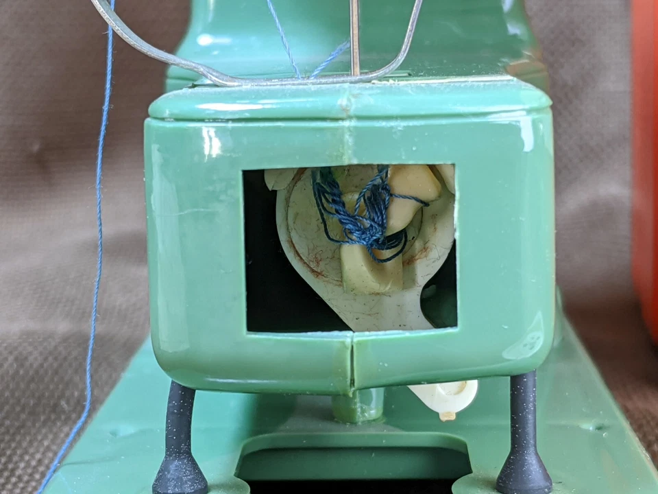 Máquina de coser de juguete ELNA de colección y estuche Hasbro raro difícil de encontrar difícil de encontrar necesita trabajo Foto 4 de 4